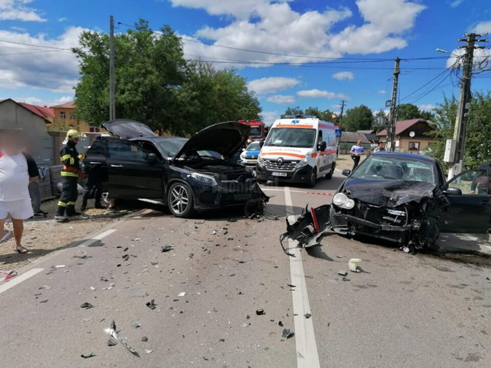 Cinci răniți, după o coliziune violentă între două mașini, la Milișăuți