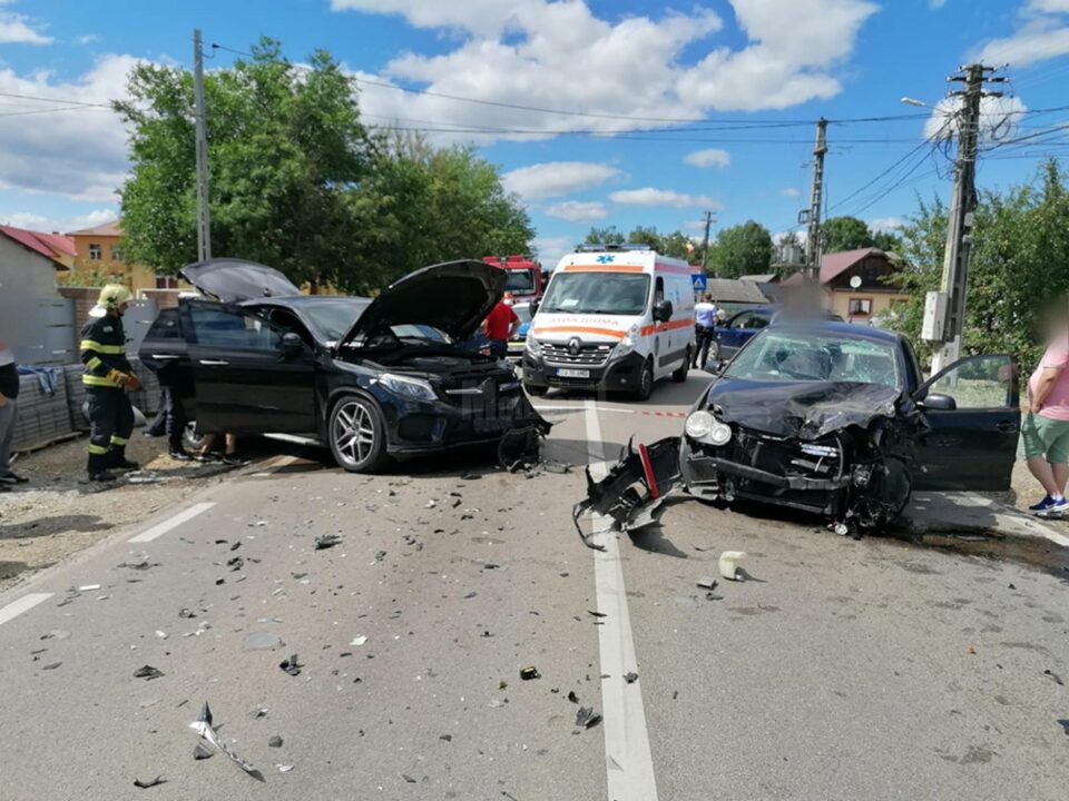 Cinci răniți, după o coliziune violentă între două mașini, la Milișăuți