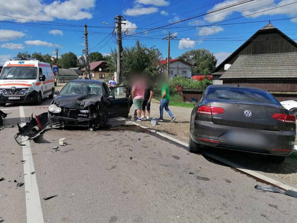 Cinci răniți, după o coliziune violentă între două mașini, la Milișăuți