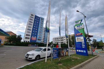 Blocul se află în apropiere de benzinăria OMV