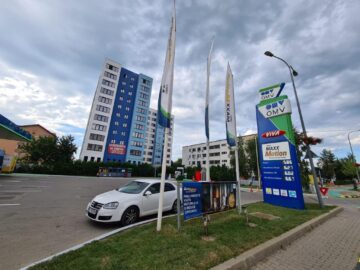 Blocul se află în apropiere de benzinăria OMV