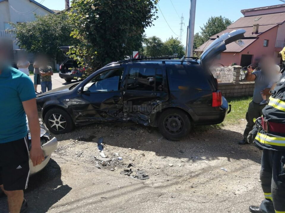 Unul dintre autoturisme a fost lovit violent, din lateral, fiind proiectat într-un stâlp Unul dintre autoturisme a fost lovit violent, din lateral, fiind proiectat într-un stâlp