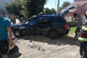 Unul dintre autoturisme a fost lovit violent, din lateral, fiind proiectat într-un stâlp