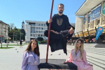 Statui vii și personaje medievale și-au făcut apariția pe străzile Sucevei