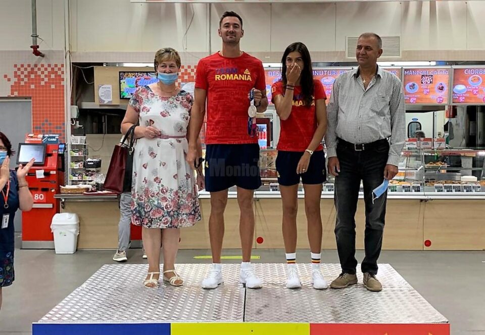 Olimpicii suceveni Marius și Ionela Cozmiuc, sărbătoriți la Auchan Suceava, alături de familia lor și familia Auchan
