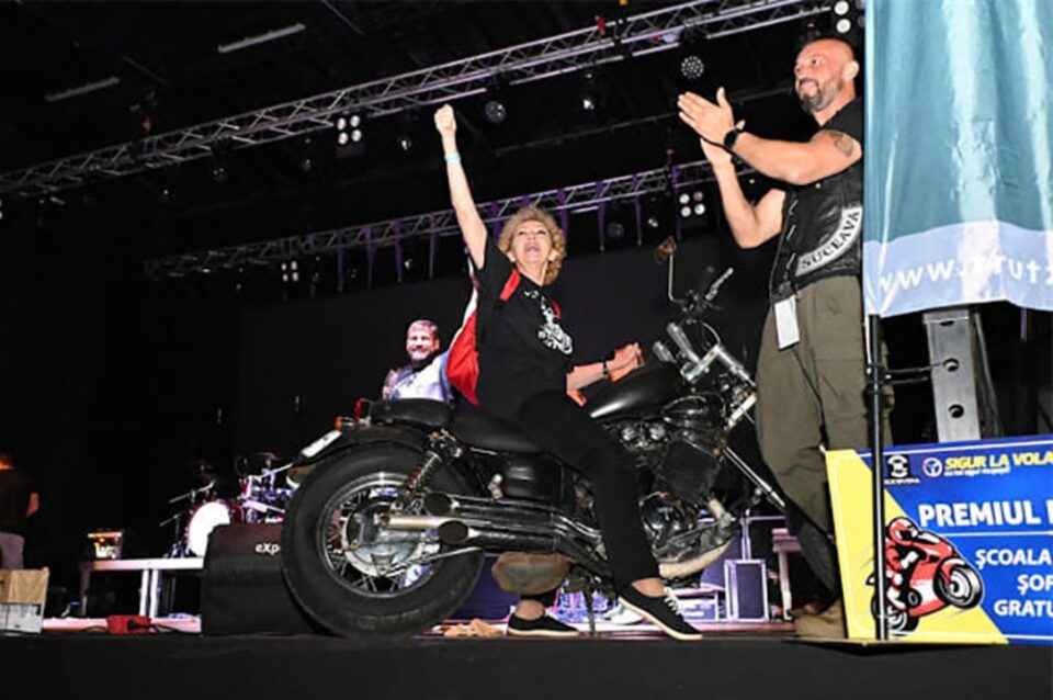 Teodora Munteanu, câștigatoarea marelui premiu al festivalului Bucovina Motorfest Suceava, o motocicletă Yamaha