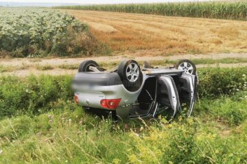Doi adulți și un copil au scăpat nevătămați din mașina care s-a răsturnat