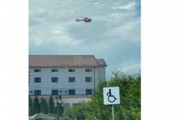 Având în vedere fractura de coloană și starea pacientului, transferul s-a realizat cu elicopterul SMURD