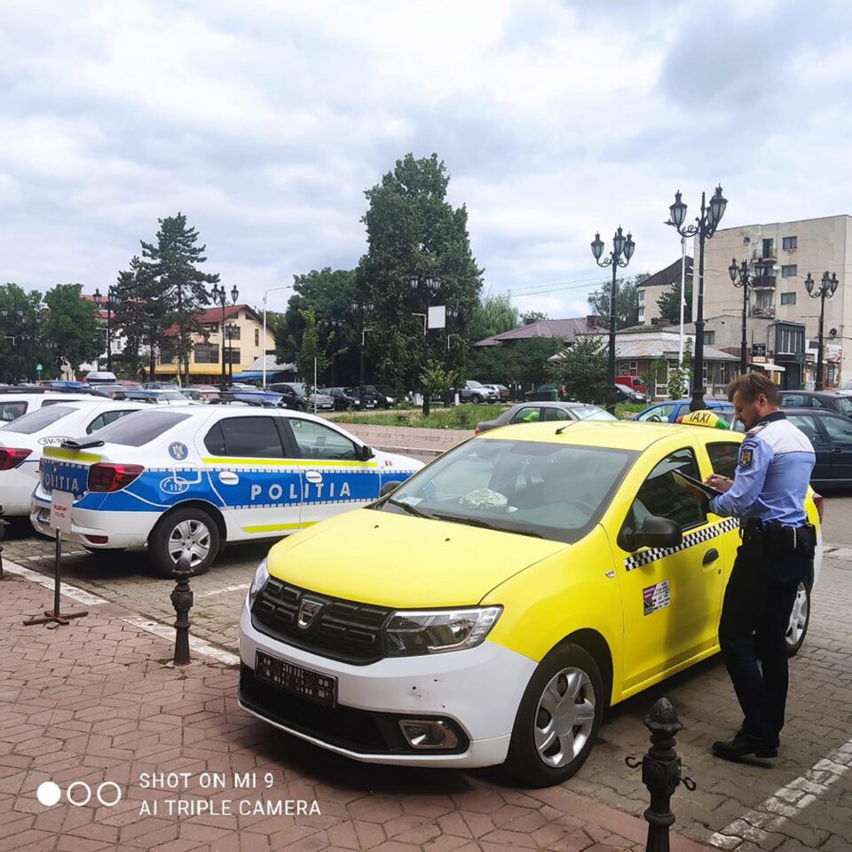 Amendă și taxi lăsat fără numere, ieri dimineață, în Gara Burdujeni