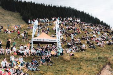 Spectacol cu sute de cai putere și mii de spectatori la etapa națională de drift de pe TransRarău