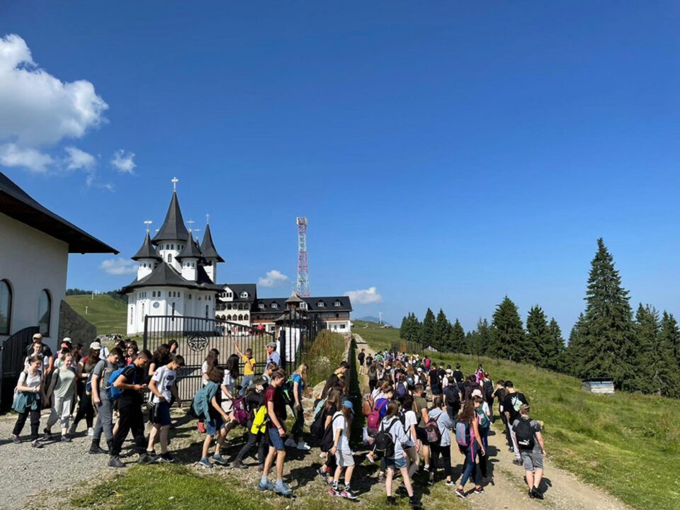 Drumeție spectaculoasă în Munții Rodnei pentru 115 tineri din parohiile Arhiepiscopiei Sucevei și Rădăuților Drumeție spectaculoasă în Munții Rodnei pentru 115 tineri din parohiile Arhiepiscopiei Sucevei și Rădăuților