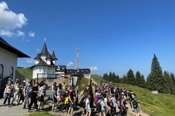 Drumeție spectaculoasă în Munții Rodnei pentru 115 tineri din parohiile Arhiepiscopiei Sucevei și Rădăuților