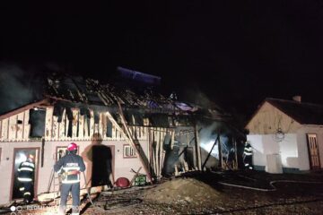 O casă nelocuită a luat foc după ce a fost lovită de trăsnet