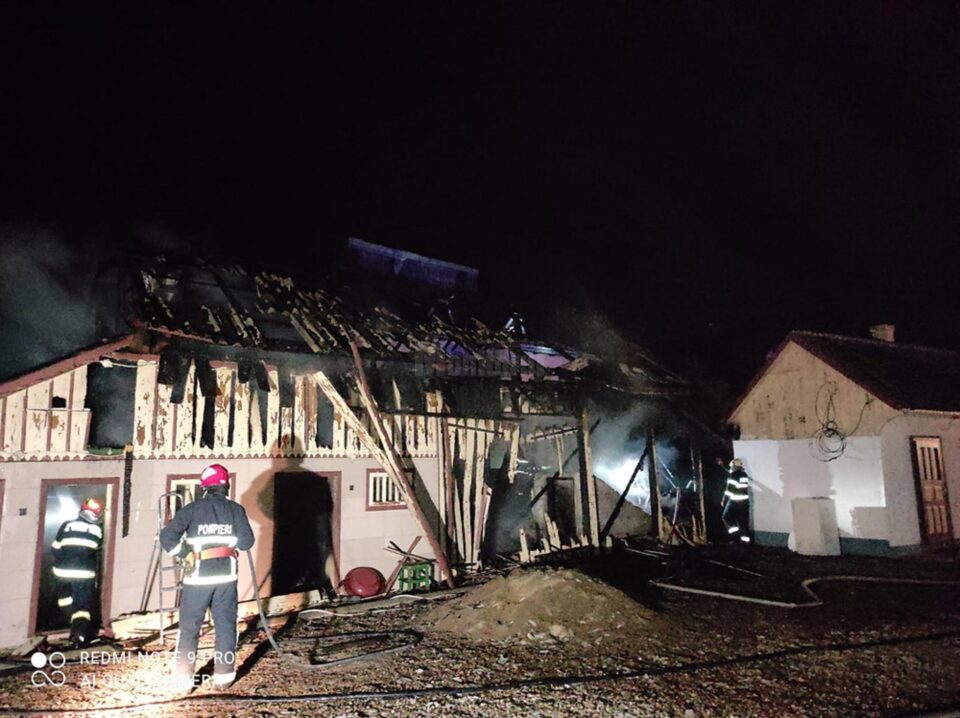 O casă nelocuită a luat foc după ce a fost lovită de trăsnet