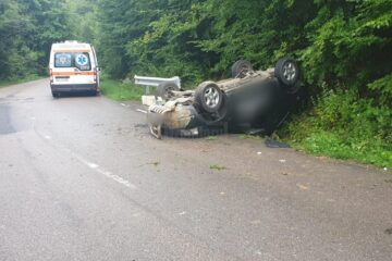 Doi copii au ajuns la spital după ce mașina în care se aflau s-a răsturnat