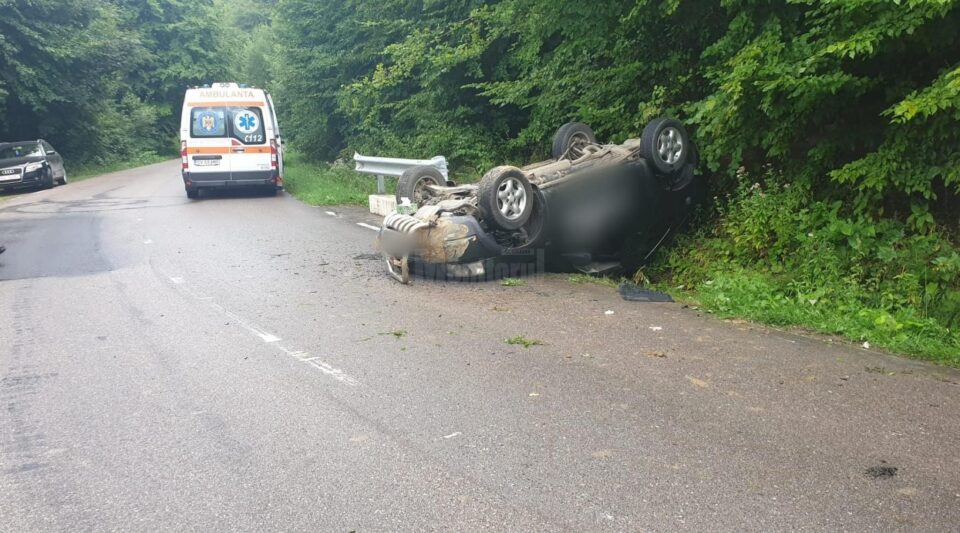 Doi copii au ajuns la spital după ce mașina în care se aflau s-a răsturnat