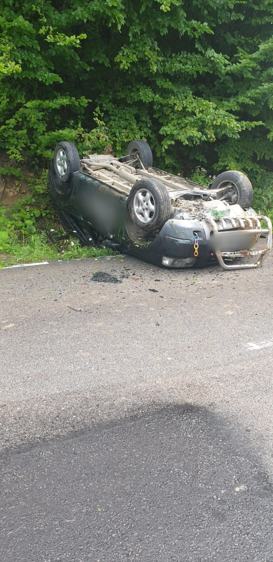 Doi copii au ajuns la spital după ce mașina în care se aflau s-a răsturnat