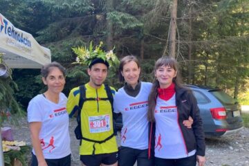 Voluntarii EGGER alături de Gabriel Bularda, câștigătorul cursei Lady’s Rock 48k, sponsorizată de EGGER