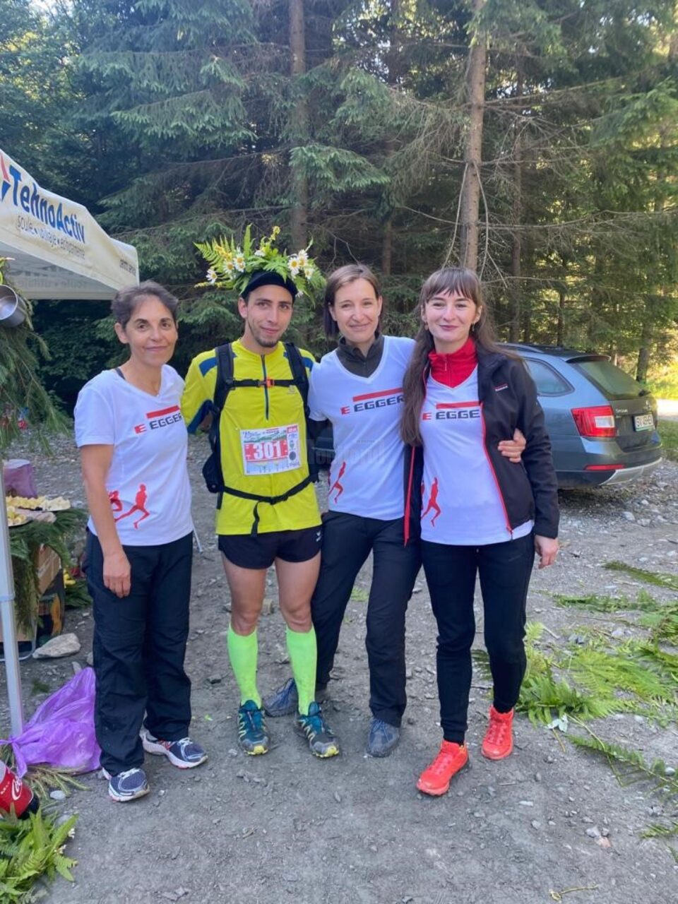 Voluntarii EGGER alături de Gabriel Bularda, câștigătorul cursei Lady’s Rock 48k, sponsorizată de EGGER