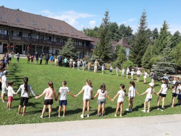 Elevi de la Școala „Ion Creangă” și de la Centrul Social de Zi „Sf. Vineri” Suceava, la școala ,,Prieteni de vară”