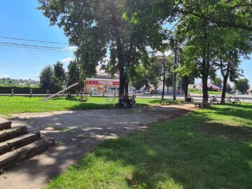 Micul parc din fața Căminului Cultural Dornești