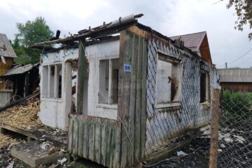Casa distrusă de focul pus de piroman
