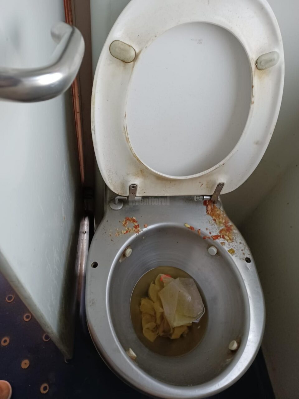 toaleta tren suceava bucuresti