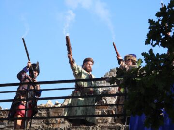 Salve de archebuză trase pentru a vesti deschiderea oficială a festivalului medieval în Cetatea Sucevei