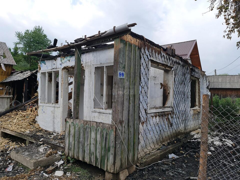 Casa distrusă de incendiu la Păiseni