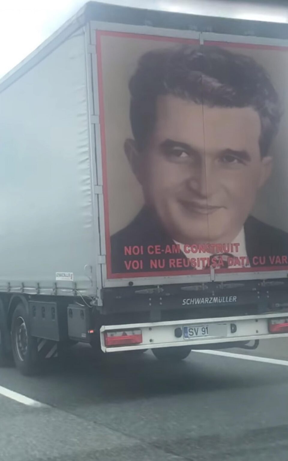 Tir de Suceava, cu chipul lui Ceaușescu și un mesaj viral, filmat în Italia