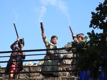 Salve de archebuză trase pentru a vesti deschiderea oficială a festivalului medieval în Cetatea Sucevei