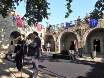 Președintele CJ, Gheorghe Flutur, și directorul Muzeului Bucovinei, Emil Ursu, la deschiderea oficială a festivalului medieval
