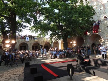 Piesa de teatru ”Apus de soare”, jucată în curtea interioară a Cetății de Scaun Suceava