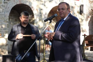 Președintele CJ, Gheorghe Flutur, și directorul Muzeului Bucovinei, Emil Ursu, la deschiderea oficială a festivalului medieval