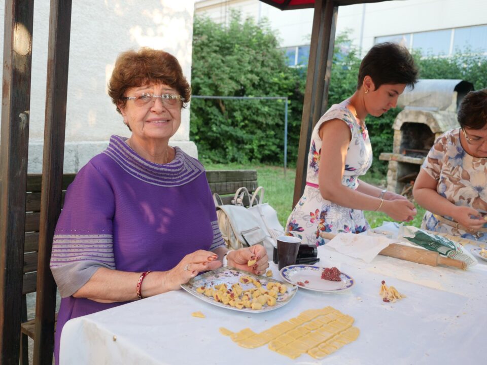 Armeni de pretutindeni veniti pentru realizarea vestitelor urechiuse din supa traditionala