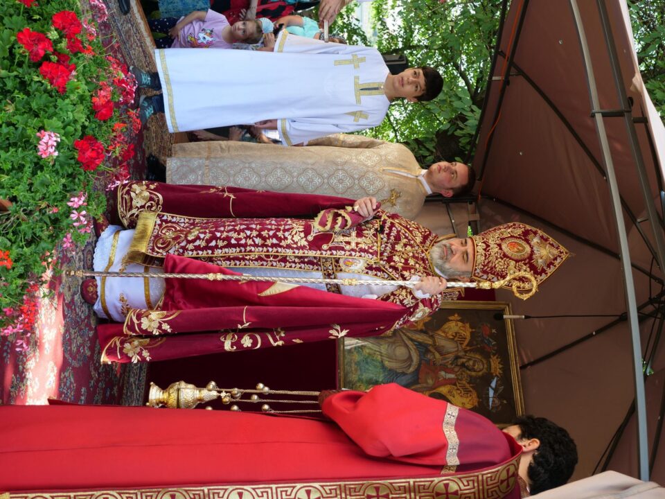 Episcopul armean Datev Hagopian in timpul slujbei religioase din curtea Manastirii Hagigadar