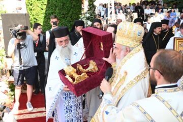 Patriarhul Daniel a oferit Mănăstirii Putna un Sfânt Potir și un Sfânt Disc din argint masiv