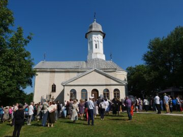 Credinciosi in curtea Manastirii Hagigadar