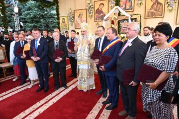 ÎPS Calinic a acordat Ordinul „Crucea Bucovinei” pentru personalitățile care au sprijinit Biserica și manifestările de la Putna