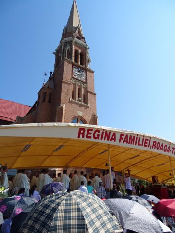 Scena pregătită special pentru eveniment, pentru înalții prelați și oficialitățile participante la ceremoniile religioase