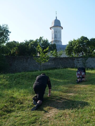 Credincioșii urcă în genunchi colina Mănăstirii Hagigadar