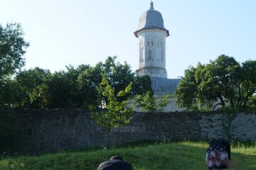 Credincioșii urcă în genunchi colina Mănăstirii Hagigadar
