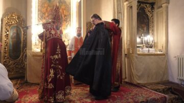 Părintele Torkom Mandalian a primit mantia înflorată după 30 de ani în slujba Bisericii Armene