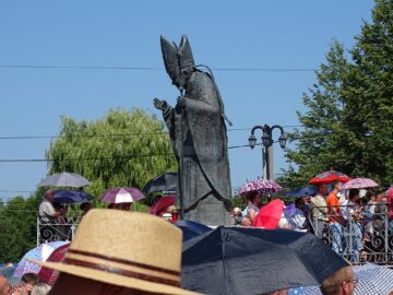 Statuia Papei Ioan Paul al II-lea din piațeta Basilicăi Minor de la Cacica