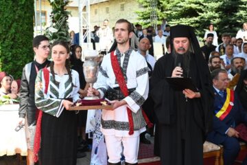 Pe mormântul lui Ștefan cel Mare a fost depusă o candelă din argint masiv oferită de studenții români din țară și din străinătate
