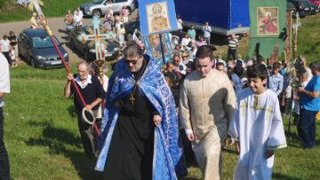 Procesiunea pe dealul manastirii, avandu-l in frunte pe parintele Torkom Mandalian