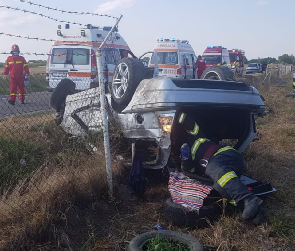 În urma cumplitului accident doi tineri și-au pierdut viața și alți trei au fost răniți