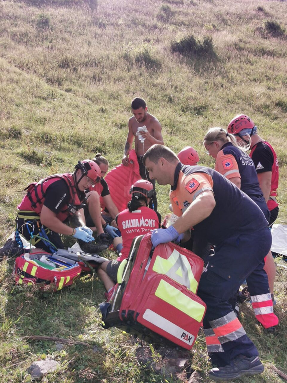 Intervenția salvamontiștilor pentru salvarea bărbatului