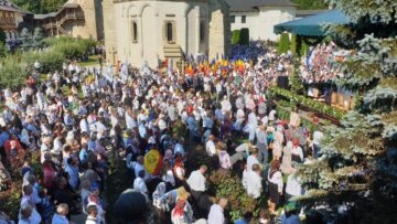 Mii de pelerini au fost prezenți la hramul Mănăstirii Putna și la aniversarea a 150 de ani de la Marea Serbare a Românilor de la Putna