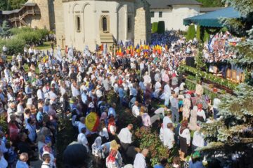 Mii de pelerini au fost prezenți la hramul Mănăstirii Putna și la aniversarea a 150 de ani de la Marea Serbare a Românilor de la Putna